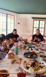 ​高圆圆带女儿聚餐，2岁女儿首曝光超有礼貌，五官轮廓超像赵又廷