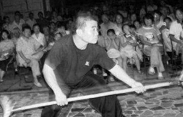 身高1米3的“武大郎”宋文华,却是戏中唯一称得上有真功夫的演员