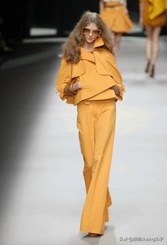 小KK台步扭得像麻花!为什么很多人还是爱看她走秀?