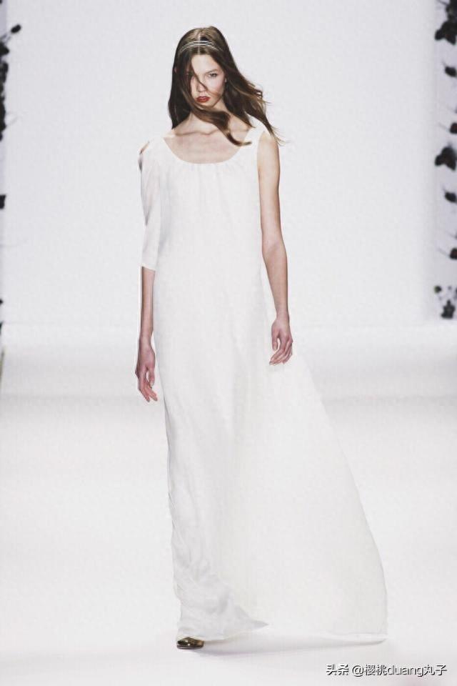 小KK台步扭得像麻花!为什么很多人还是爱看她走秀?