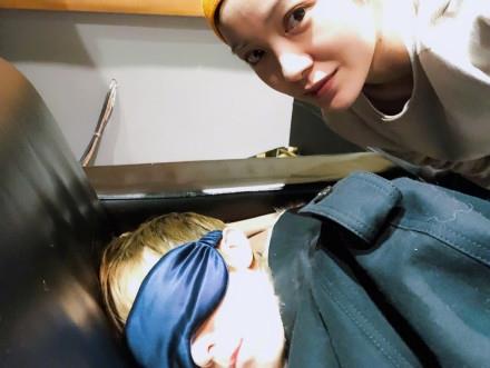 郭采洁郭敬明合影,小四身高再次成谜,网友:我给取名“二锅头”