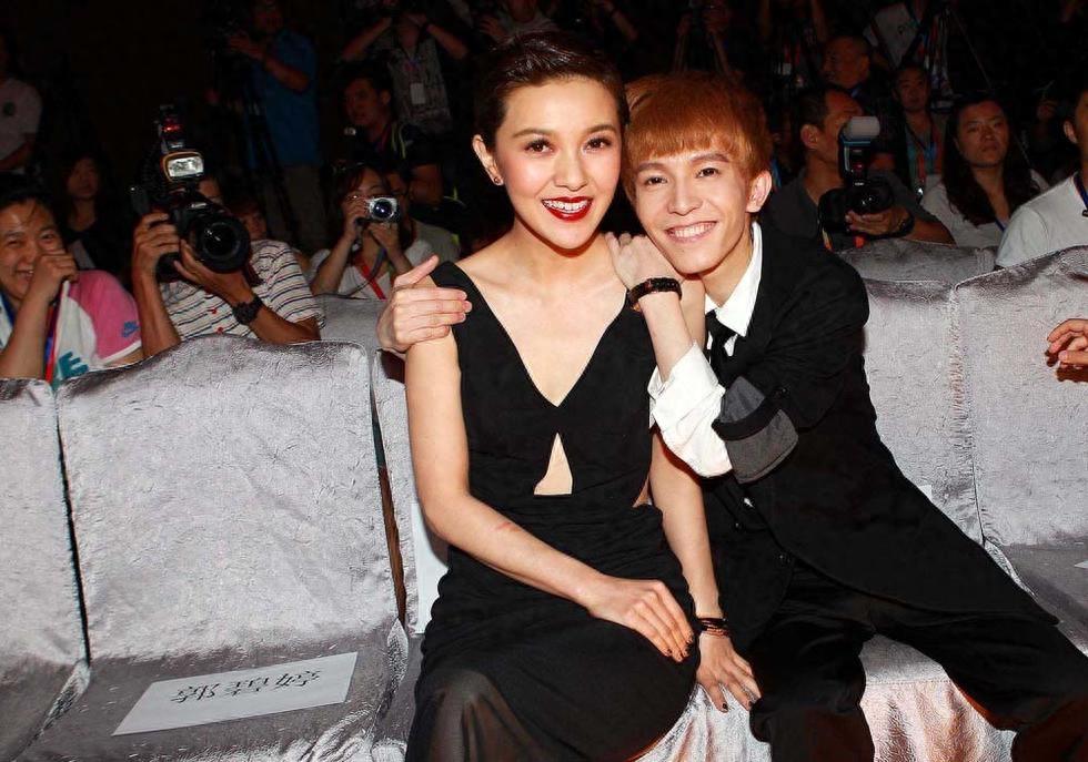 郭采洁郭敬明合影,小四身高再次成谜,网友:我给取名“二锅头”