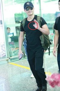 ​吴京机场造型邋遢，断指惹人心疼，换上西装后帅到炸！