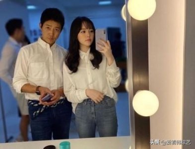 ​崔秀宗和女儿亲密的合照，和妈妈河熙罗一模一样的美貌