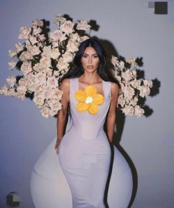 ​卡戴珊身材似花瓶，大长腿腰臀比惊人，素雅白裙穿出独特味道