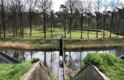 ​国外一座“隐形桥”，人在水中行走，300年来都从没被淹过