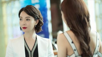 ​一进门就当后妈，富豪丈夫多次被曝婚外情，结婚14年陈数图什么？