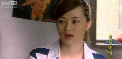 ​《乡村爱情》陈艳南合影王老七 装扮时尚很漂亮