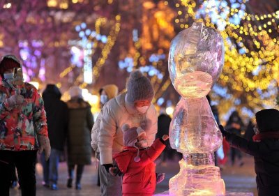 ​哈尔滨：冰灯彩灯交相辉映 百年老街浪漫迷人