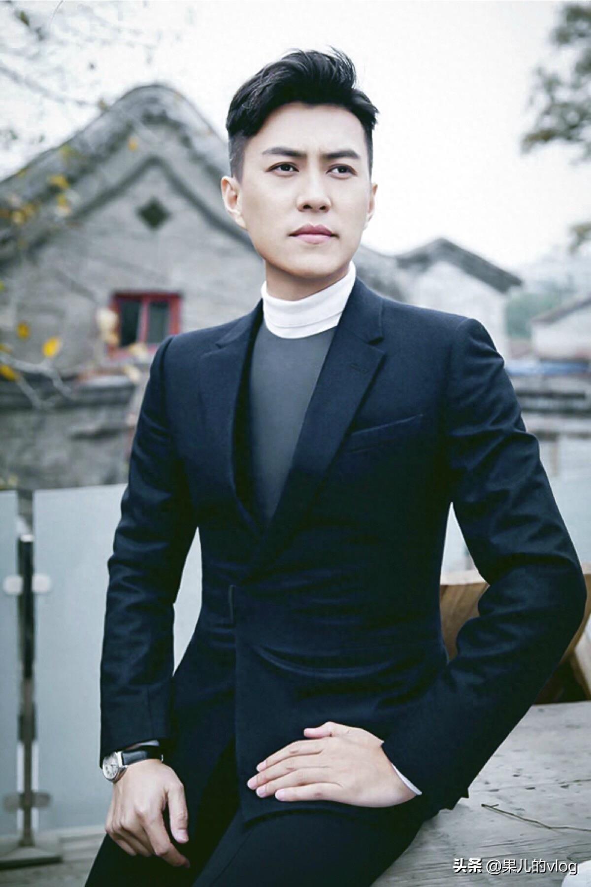 靳东1976年12月22日,出生于山东,是老谭还是贺涵