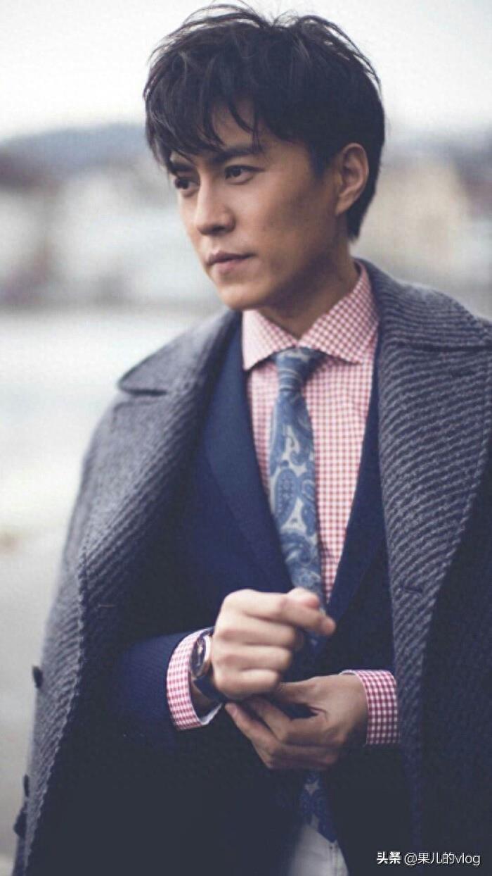 靳东1976年12月22日,出生于山东,是老谭还是贺涵