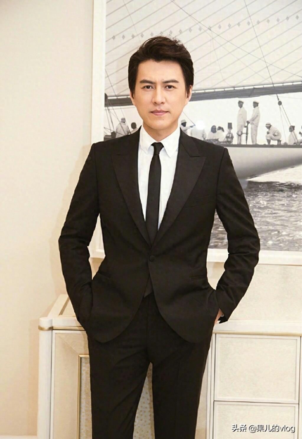 靳东1976年12月22日,出生于山东,是老谭还是贺涵