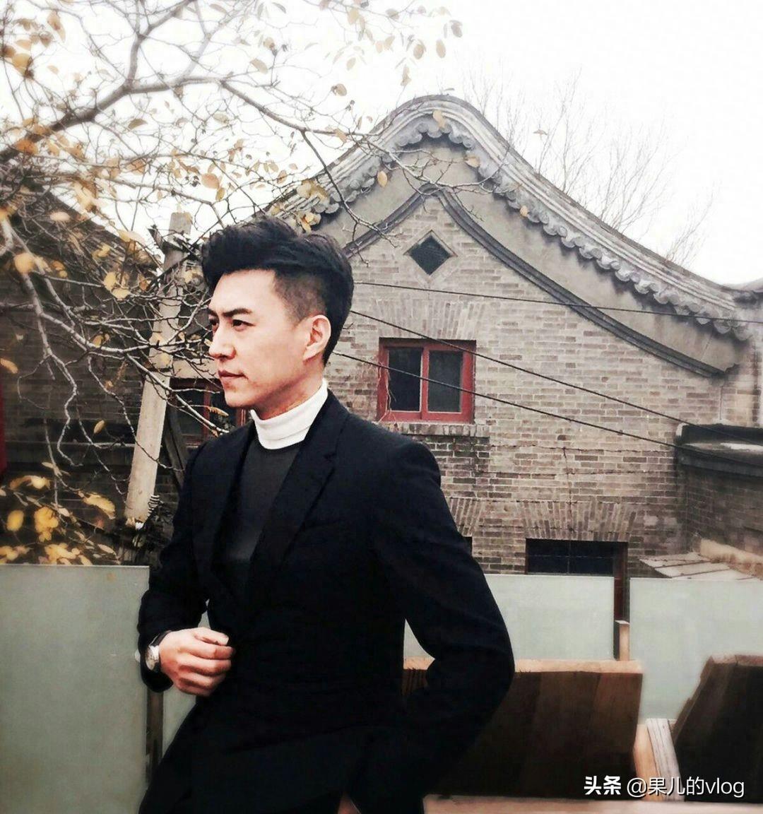 靳东1976年12月22日,出生于山东,是老谭还是贺涵