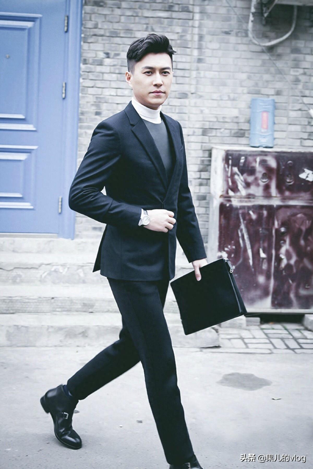 靳东1976年12月22日,出生于山东,是老谭还是贺涵