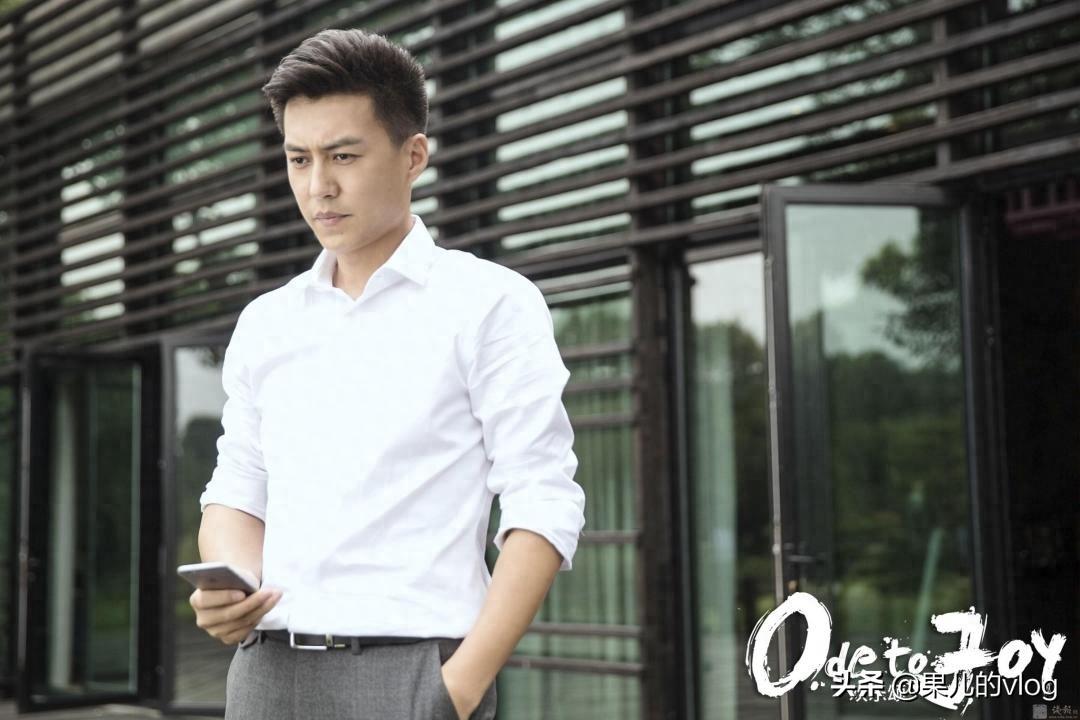 靳东1976年12月22日,出生于山东,是老谭还是贺涵