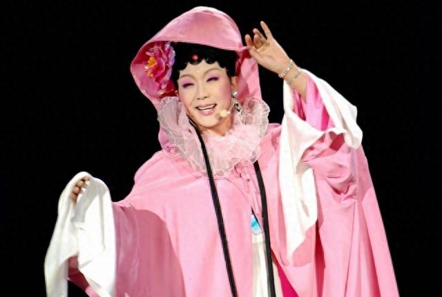 她与李玉刚同居6年,因名气差距而分手,今依旧单身