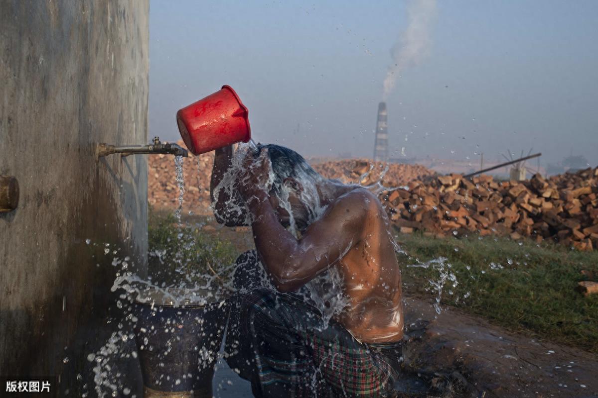 直击孟加拉搬砖工生活:日薪不足15元,无病无灾就是赚钱