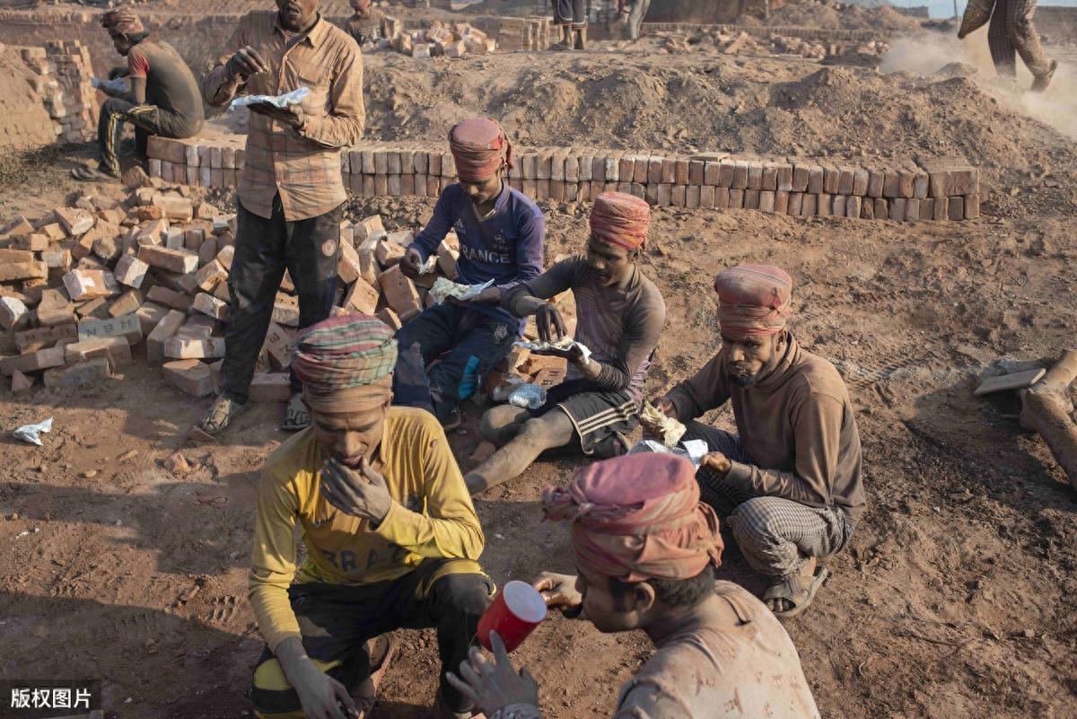 直击孟加拉搬砖工生活:日薪不足15元,无病无灾就是赚钱