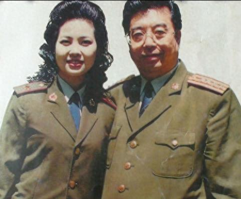 78岁李双江与51岁梦鸽近日现身,面容疲惫,昔日辉煌已不在