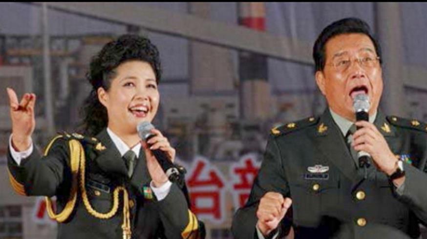 78岁李双江与51岁梦鸽近日现身,面容疲惫,昔日辉煌已不在