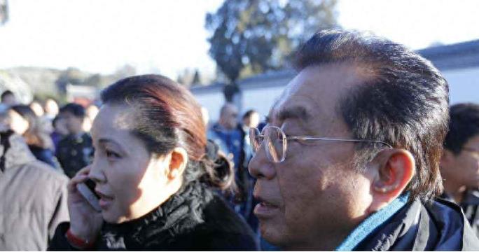 78岁李双江与51岁梦鸽近日现身,面容疲惫,昔日辉煌已不在