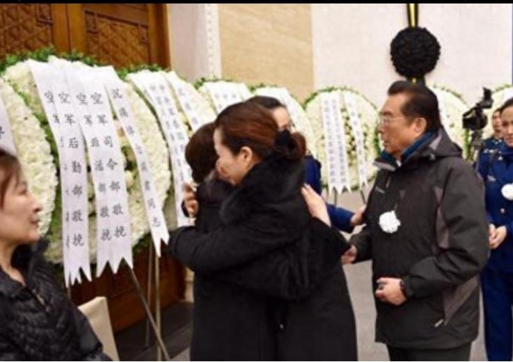 78岁李双江与51岁梦鸽近日现身,面容疲惫,昔日辉煌已不在