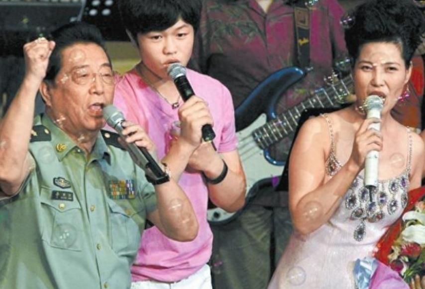 78岁李双江与51岁梦鸽近日现身,面容疲惫,昔日辉煌已不在