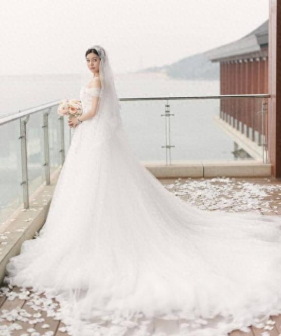 陈妍希和陈晓甜蜜大婚,婚纱照首次被爆,十分梦幻美丽