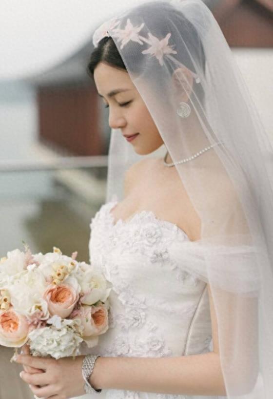 陈妍希和陈晓甜蜜大婚,婚纱照首次被爆,十分梦幻美丽