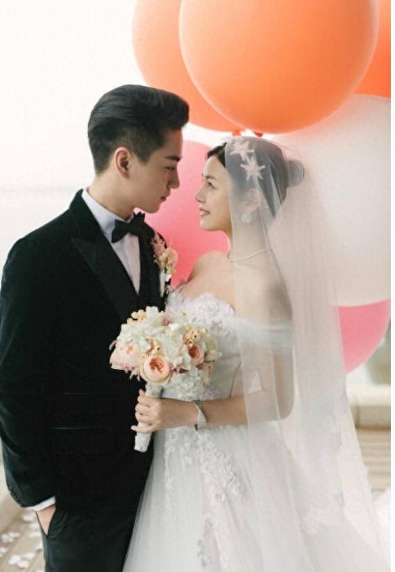 陈妍希和陈晓甜蜜大婚,婚纱照首次被爆,十分梦幻美丽