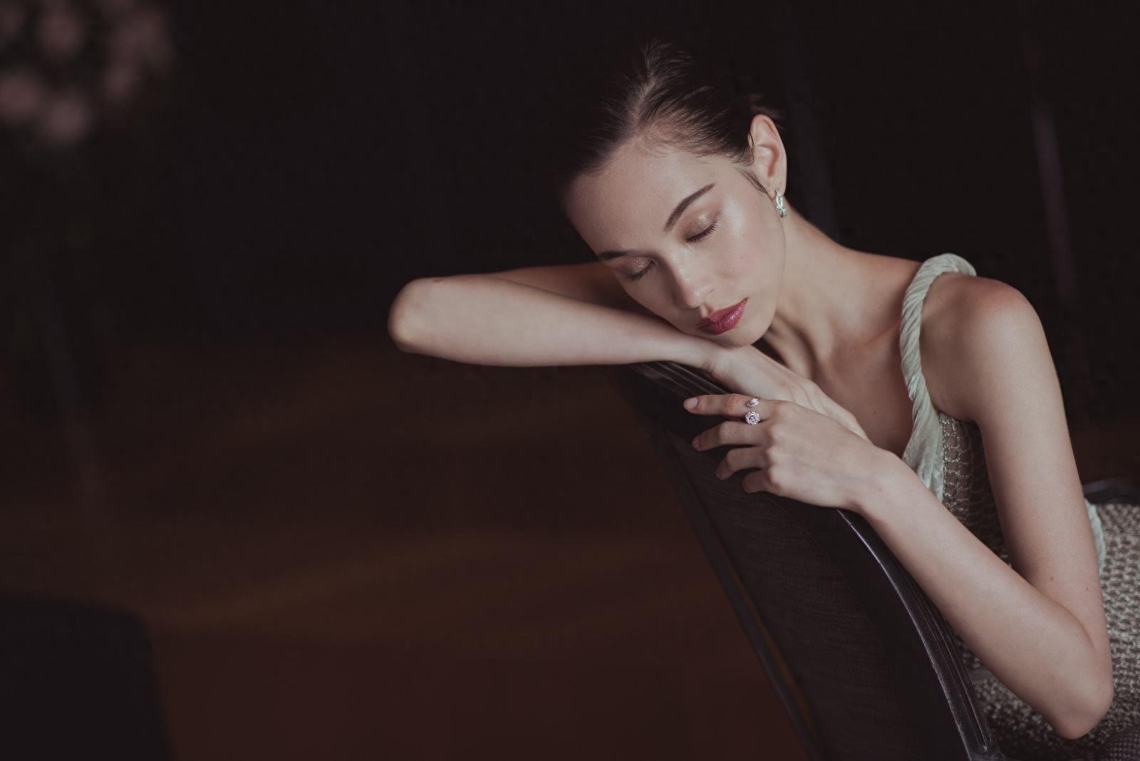 原来她就是《挪威的森林》的绿子,混血面孔太洋气了