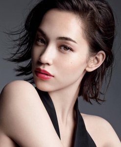 ​原来她就是《挪威的森林》的绿子，混血面孔太洋气了