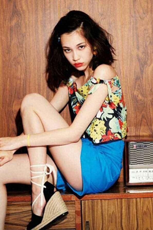 原来她就是《挪威的森林》的绿子,混血面孔太洋气了