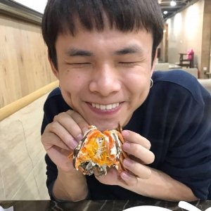 ​艾克里里自拍九宫格表情包 网友：吃个螃蟹也不消停