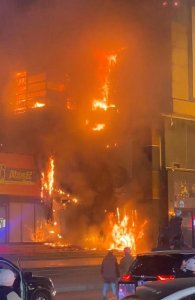 ​突发！郑州大上海城发生火灾，消防：明火已扑灭，无人伤亡