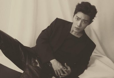 ​肖战晒肌肉照，2小时300万点赞，健身达人科普“爆筋”显他是狠人