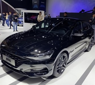 ​全黑车身配1.6T引擎最帅北京现代“菲斯塔”运动效果非常好