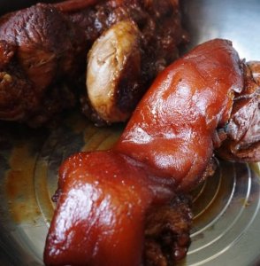 ​酱肘子怎么做好吃？学会这一招，软烂浓香、满口醇香，上桌抢着吃