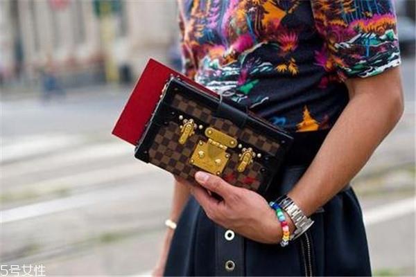 lv小箱子包怎么打开 锁扣背后的秘密