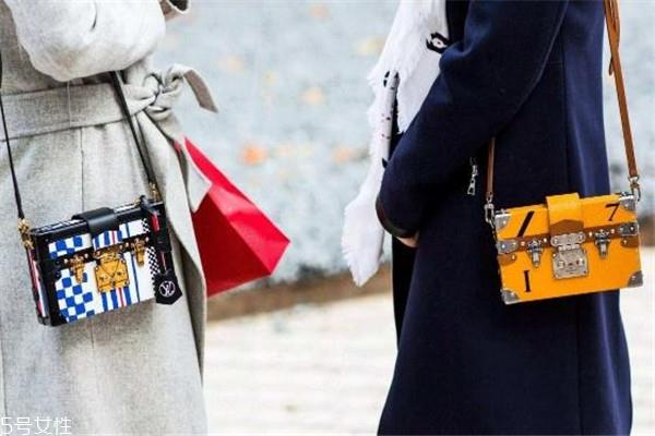 lv小箱子包怎么打开 锁扣背后的秘密