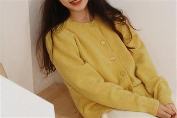 鹅黄色配什么颜色好看 春装爆款配色 鹅黄色配什么颜色好看 春装爆款配色