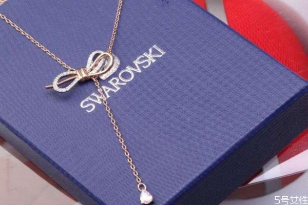 施华洛世奇项链掉色的原因 为什么施华洛世奇项链会掉色
