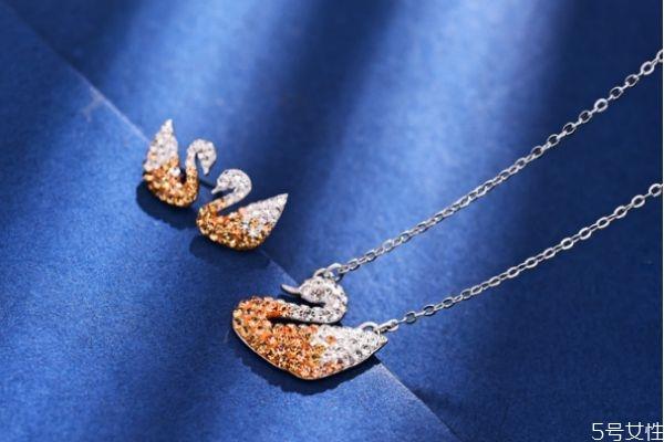 施华洛世奇项链掉色的原因 为什么施华洛世奇项链会掉色