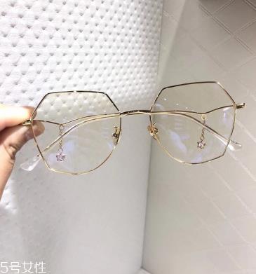 近视眼镜可以用水洗吗 卫生问题很重要