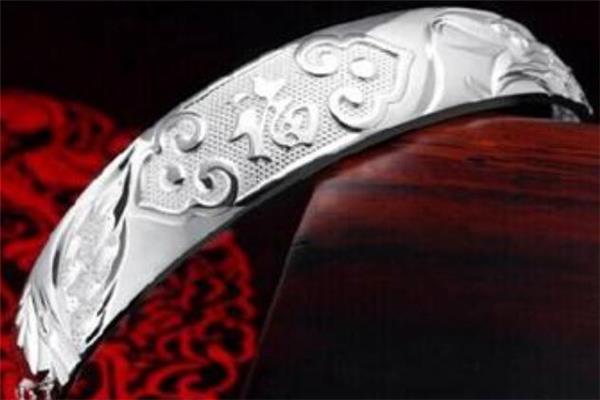 老凤祥银手镯多少钱 老凤祥银手镯价格贵吗