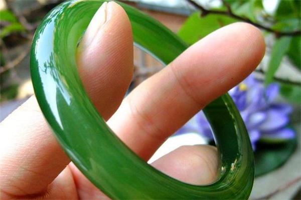 绿玉髓适合什么人戴 绿玉髓手镯适合人群