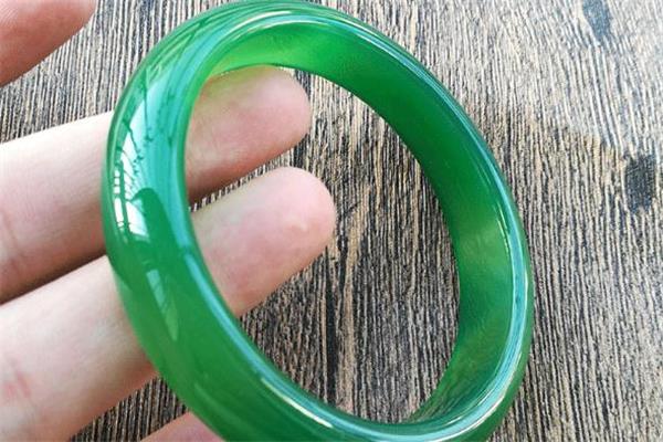 绿玉髓适合什么人戴 绿玉髓手镯适合人群