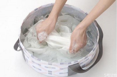 ​牙膏沫弄衣服留下白印怎么清理 牙膏沫弄衣服上怎么办