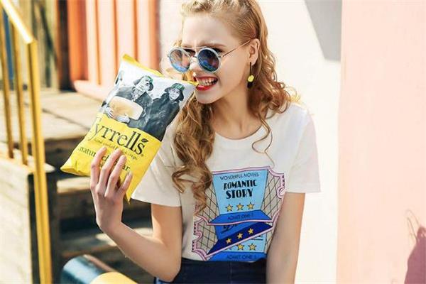 白色衣服用84泡后变红怎么办 白色衣服84泡后变红原因