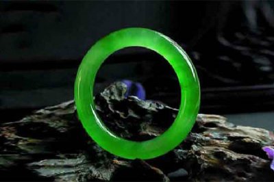 ​帝王绿翡翠属于什么档次 帝王绿翡翠手镯有哪些特点